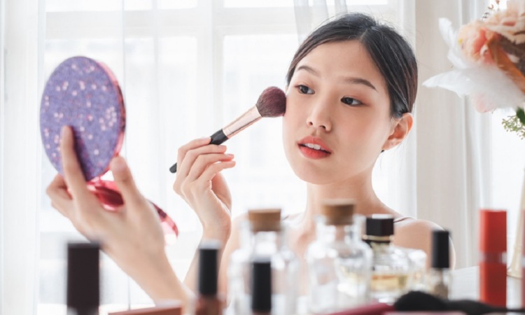 Tips Makeup Musim Panas untuk Kecantikan Anda