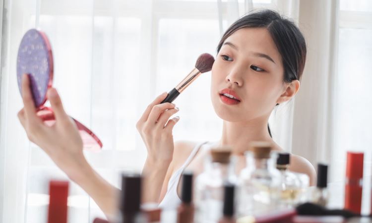 7 Kesalahan Memakai Makeup yang Bikin Wajah Tampak Kusam dan Pucat