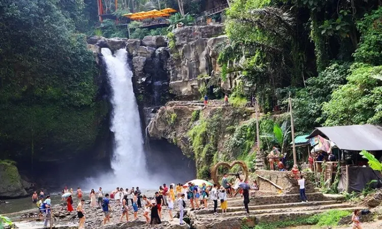Air Terjun Tegenungan: Pesona Keindahan Alam Bali yang Mempesona